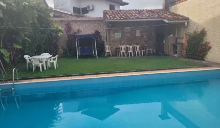 Linda casa no Itaigara, condomínio fechado, nascente elevador, porteira fechada.