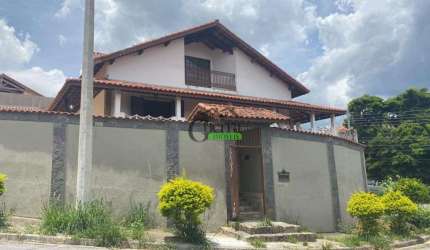 Charmosa casa em ótimo bairro