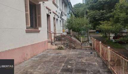 Sobrado no bairro Petrópolis com 4 dormitórios e amplo pátio