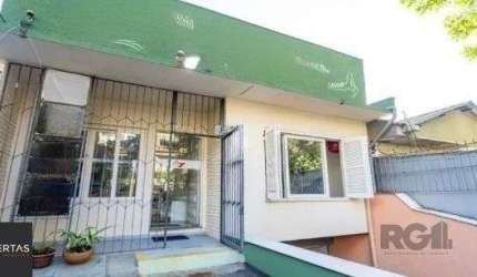 Casa no bairro Petrópolis de 3 dormitórios e 4 vagas