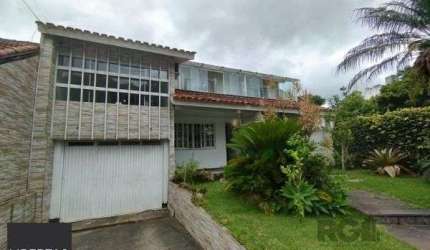 Casa em Porto Alegre, no bairro Ipanema, com 6 dormitório(s), e 3 vagas para locação