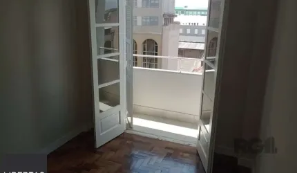 Apartamento com 3 quartos, desocupado no centro histórico.