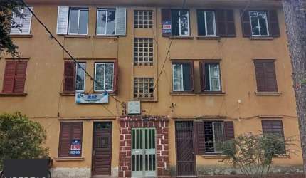 Vende no IAPI, último andar, dois lances de escada, reformado