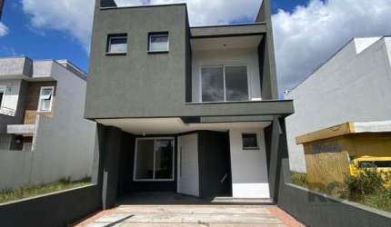 Casa com 03 Dormitórios / Amplo Terraço e Pátio
