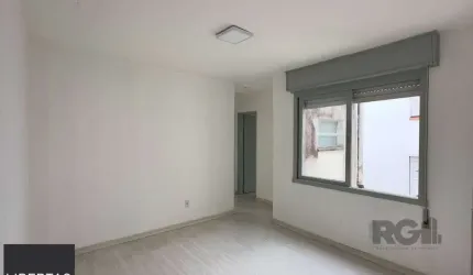 Apartamento 2 dormitórios ensolarado, com vaga de garagem no Menino Deus