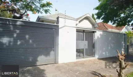 Casa reformada com 3 dormitórios, 5 vagas no bairro São João