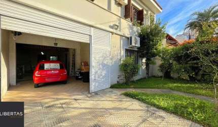 Sobrado com 4  dormitórios, 3 vagas, piscina, próximo a Professor Oscar Pereira