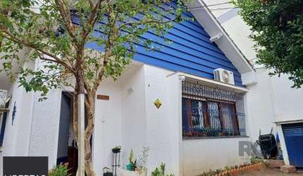 Casa averbada, ampla e ensolarada!