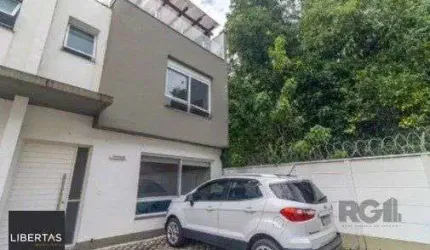 Casa impecável e mobiliada, com 3 niveis, possui 3 dormitórios sendo 1 suíte, 4 banheiros