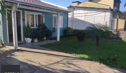 Casa com 250m²,  2 quartos, 1 suite, edícula, no bairro Nonoai