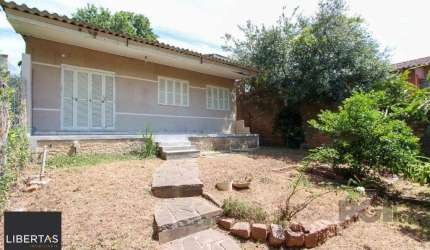Casa com 109m² de área privativa, possui 02 dormitórios, living para 2 ambientes, cozinha, 2 banheiros