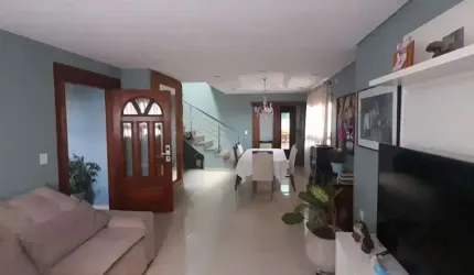Casa com 03 quartos, sendo 01 suíte, 03 vagas de garagem.