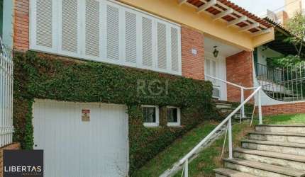 Casa 3 dormitórios com uma 1 suite, 2 banheiros, terraço, bem iluminada. Próxima ao Shopping Boubon Teresópilis