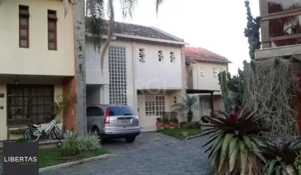 Excelente casa em condominío de 350m² com 03 dormitórios sendo 02 suítes.