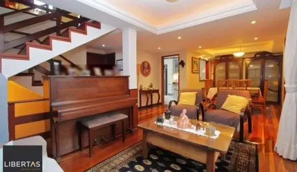 Casa de 275m² - 3 dormitórios e 3 vagas no bairro Coronel Aparício Borges