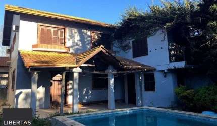 Casa de 365m² - 4 dormitórios sendo 3 suítes e 5 vagas de garagem no bairro Partenon