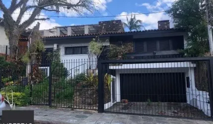 Excelente casa de 308 m² com 4 suítes e 4 vagas de garagem.