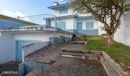 Casa com piscina em localização nobre no bairro Tristeza com vista para Rio Guaíba.