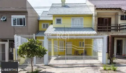 Uma suíte, estar íntimo, living 2 ambientes, lareira, lavabo, cozinha mobiliada,