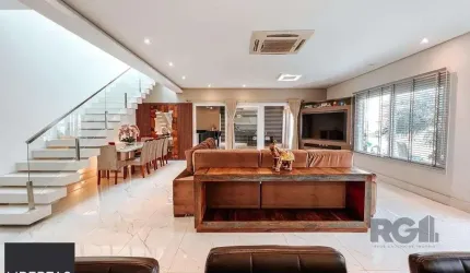 Excelente residência com aproximadamente 219m² privativos,