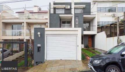 casa possui 3 suítes, 2 com closet