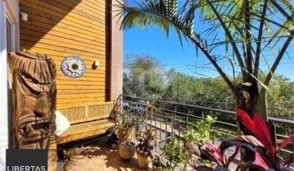 EXCELENTE CASA COM 3 DORMITÓRIOS, 1 SUÍTE E VAGA DE GARAGEM PARA 3 CARROS.