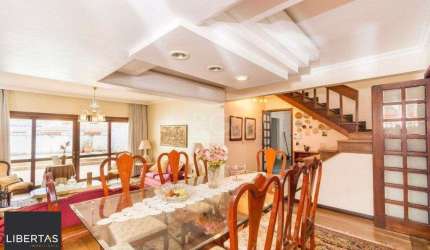 Casa de  333m² com 4 dormitórios, pátio com piscina, espaço gourmet com churrasqueira e 4 vaga de garagem no bairro Passo da Areia