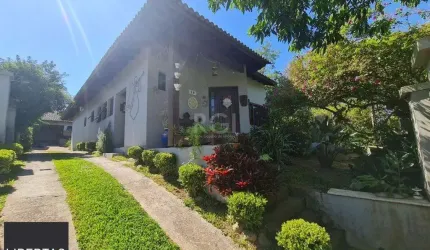 Casa em lindo terreno alto ao nível da rua medindo 10 × 32 onde consta uma residência térrea com 136m2 de área privativa,