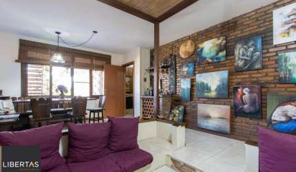 Casa de Alvenaria, possui 3 dormitórios, uma suíte, hall de entrada, lavabo,  living com lareira, cozinha ampla com armários, área gourmet com churrasqueira, corredor, pátio e 4 vagas de garagem, uma 