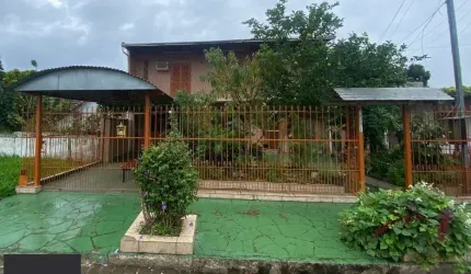 Ótima casa de dois pavimentos localizada no Bairro Restinga