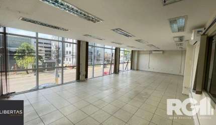 Prédio comercial reformado com auditório e 30 salas equipadas