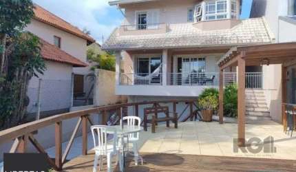 Casa de 307m² - 3 dormitórios, piscina, 4 vagas no bairro Espírito Santo