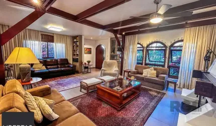 Casa 3 dormitórios, suíte, lareira, churrasqueira,, pátio, vaga garagem com 309 m² privativos.