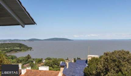 Casa deslumbrante vista do Guaiba, 3 dormitórios, sendo 1 suite master com closet e banheira de hidro com vista para o rio
