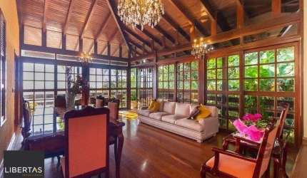 Casa com 400m² privativos e 1000m² de terreno, com vista. Um paraíso no Morro Apamecor!