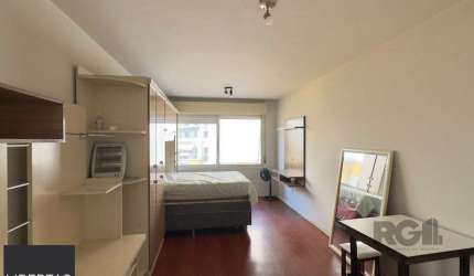 STUDIO MOBILIADO EM FLAT A POUCOS METROS DA ORLA DO GUAÍBA