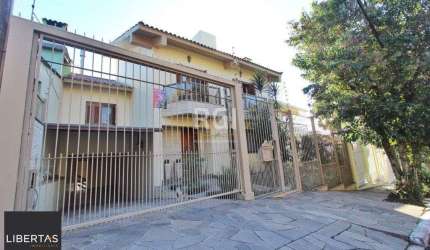 Casa para Venda - 250m², 3 dormitórios, sendo 1 suites, Teresópolis