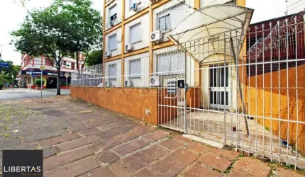 Apartamento de 2 (dois) dormitórios, com excelente localização, no Bairro Petrópolis. Amplo living, cozinha e área de serviço, banho social.