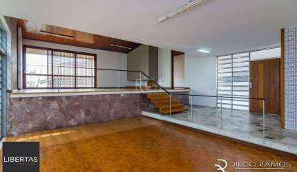 Venda de Casa com 1,820 m² totais- Menino Deus. 4 vagas, 4 dormitórios, sendo 1 suíte, 1 varanda, lareira e churrasqueira.