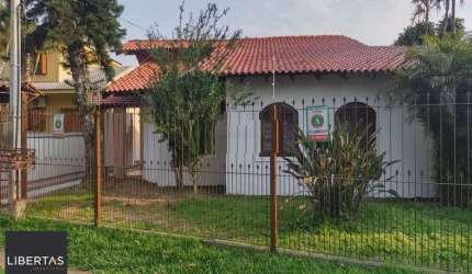 Casa no Guarujá de 4 dormitórios e 4 vagas