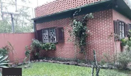 Casa em Porto Alegre, no bairro Pedra Redonda, com 2 dormitório(s), e 2 banheiros, à venda.
