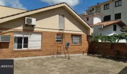 Casa com pátio e 3 dormitórios no Bairro Jardim Itu.