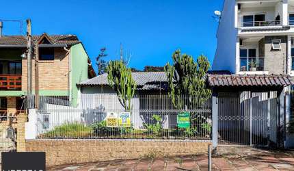 Casa térrea em frente a praça