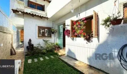 Casa em Porto Alegre, no bairro Espirito Santo, com 3 dormitório(s), e 3 banheiros, à venda.