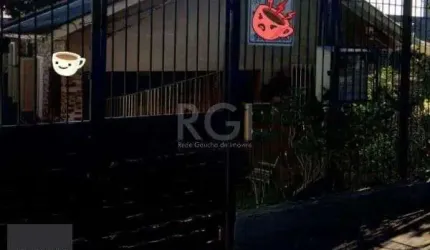 Casa em Porto Alegre, no bairro Espírito Santo, com 3 dormitório(s), e 3 banheiros, à venda.