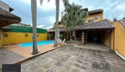 Casa em Porto Alegre, no bairro Guarujá, com 3 dormitório(s), e 3 banheiros, à venda.