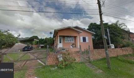Casa em Porto Alegre, no bairro Lomba do Pinheiro, com 2 dormitório(s), e 2 banheiros, à venda.