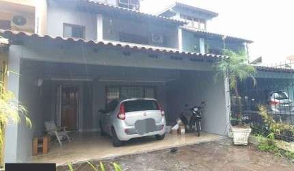 Casa em Porto Alegre, no bairro Ipanema, com 3 dormitório(s), e 3 banheiros, à venda.