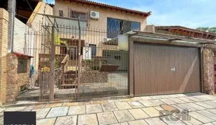 Casa em Porto Alegre, no bairro Ipanema, com 4 dormitório(s), e 4 banheiros, à venda.