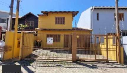 Sobrado em Porto Alegre, no bairro Vila Nova, com 3 dormitório(s), e 3 banheiros, à venda.
